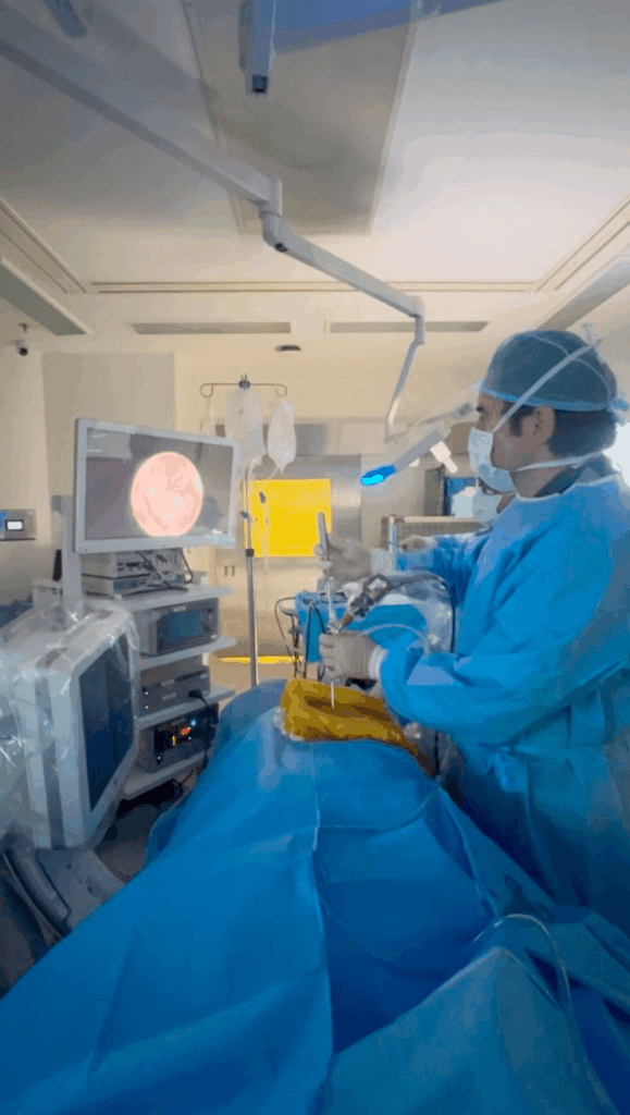 Dr. Luciano Pellegrino em cirurgia de endoscopia da coluna